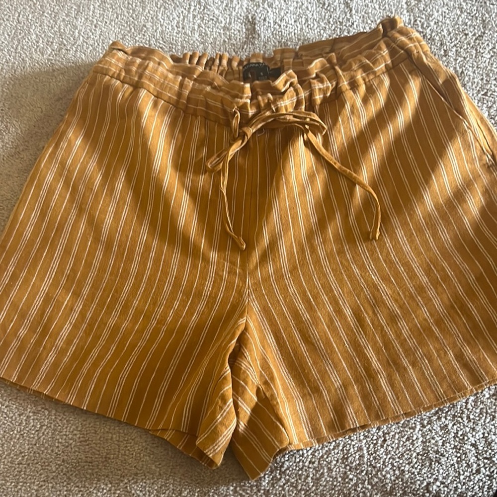 Banana Republic linen women’s shorts in size small.